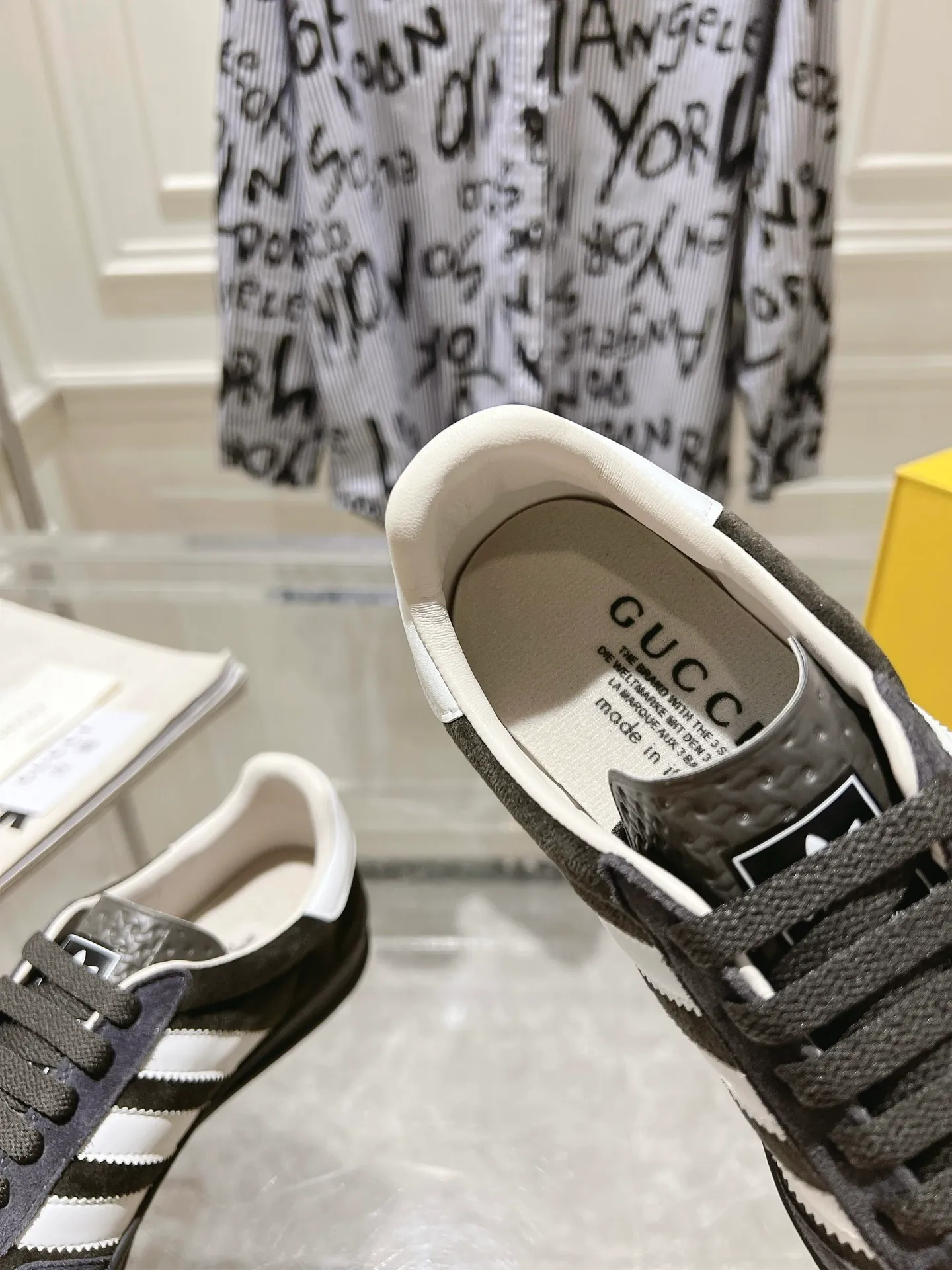 👟👟Ex-factory price 520👟👟Gucci&adidas joint limited edition couple's sneakers. A super nice joint casual sneaker with rich and bold colors! It showed everyone a completely different charm from the past! Combining retro style and youthful sports style to create a new aesthetic! Vitality yet stylish at the same time! ! Upper - made of cowhide, cowhide, cloth. Lining - sheepskin lining for foot pads. Sole - original open-molded beef tendon non-slip and wear-resistant outsole. Size: 35-47 (couple style)